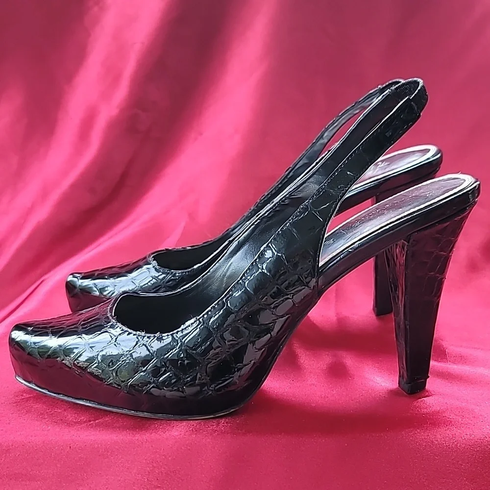 WHBM sz9 Alligator print patent leather slingback pump.